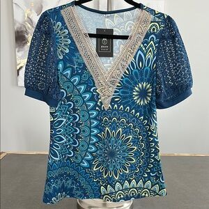 Etcyy NWT Blue and White Short Sleeve Graphic Blouse